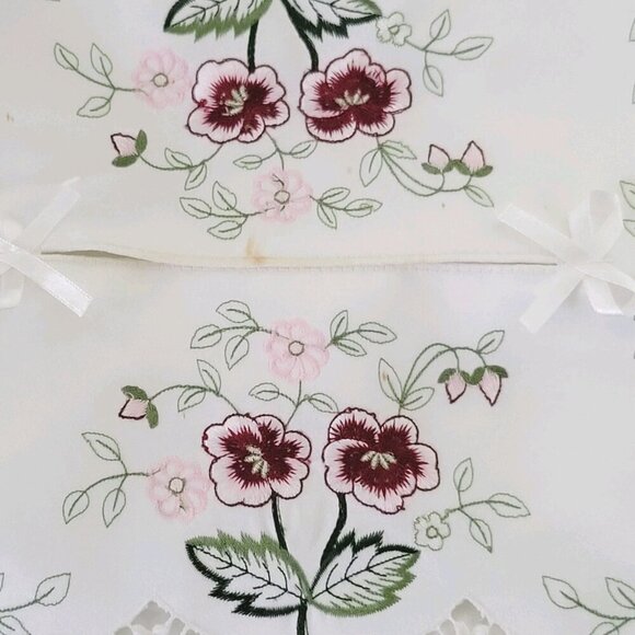 Vintage Kleenex Box Cover Fabric Embroidered Flowers Bows Fits 12" x 6" Box - Picture 2 of 3